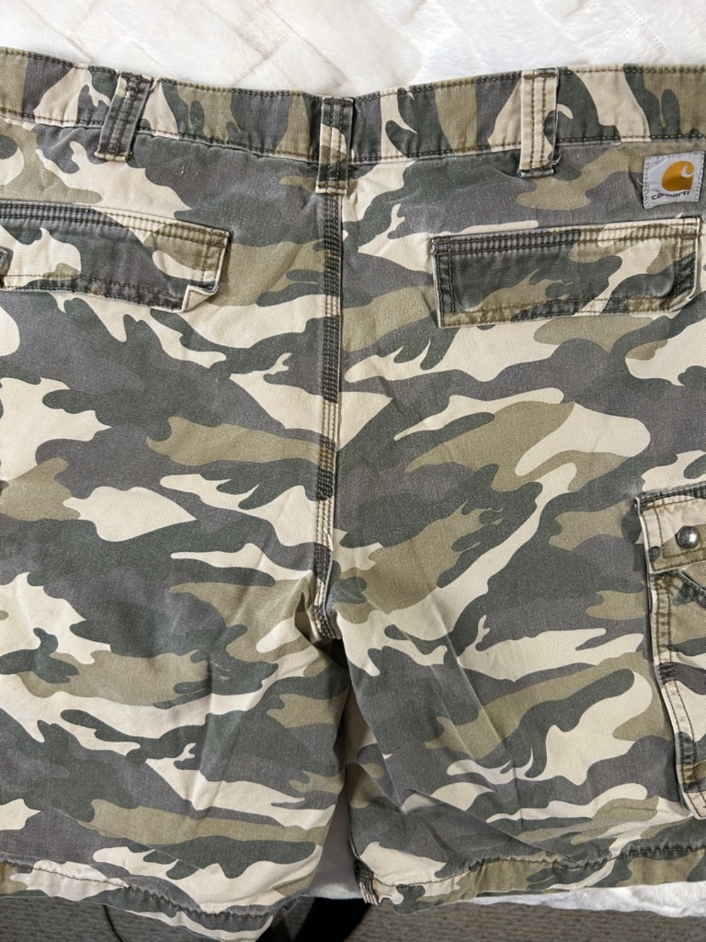 Mens Carhartt Camouflage Cargo Shorts in Green, Tan, Black size 36 - Picture 3 of 3